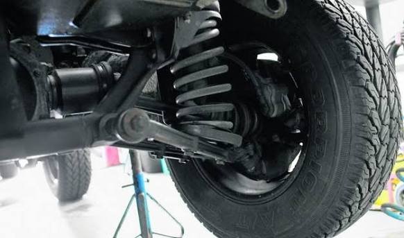Suspensão do carro vista por baixo